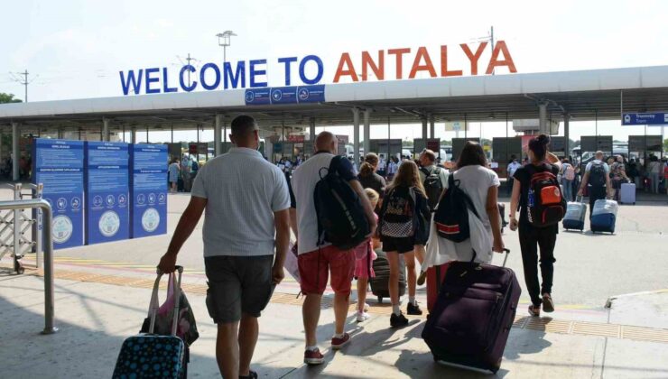 Antalya Havalimanı bayramda rekor kırdı