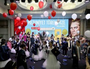 Antalya OSB’nin minikleri mezuniyet sevincini kep atarak kutladı