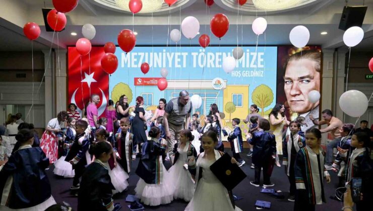 Antalya OSB’nin minikleri mezuniyet sevincini kep atarak kutladı