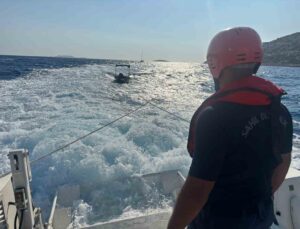 Antalya’da arızalanan teknedeki 2 kişinin imdadına Sahil Güvenlik ekipleri yetişti