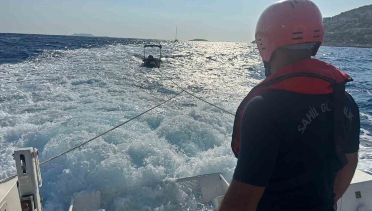 Antalya’da arızalanan teknedeki 2 kişinin imdadına Sahil Güvenlik ekipleri yetişti