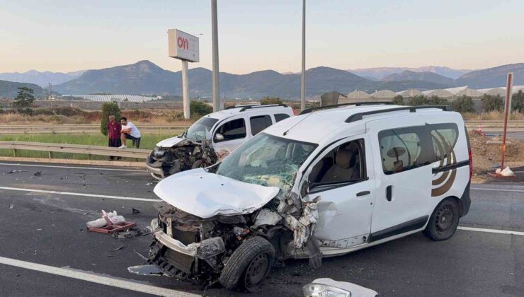 Antalya’da hafif ticari araçlar kafa kafaya çarpıştı: 4 yaralı