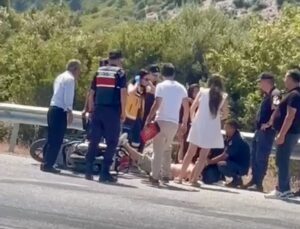 Antalya’da motosiklet devrildi, sürücü yaralandı