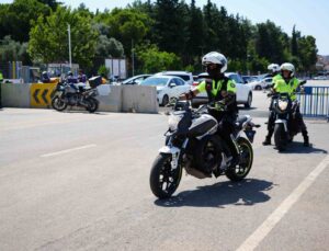 Antalya’da motosikletli polis timlerine güvenli sürüş eğitimi