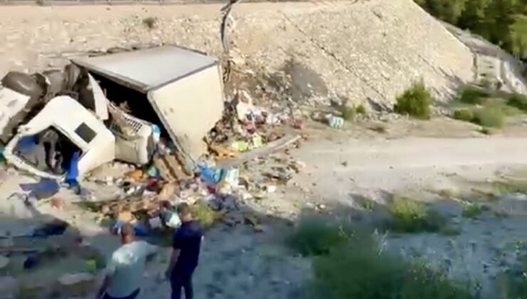 Antalya’da yoldan çıkan kamyon boş alana yuvarlandı: Sürücüsü ağır yaralandı