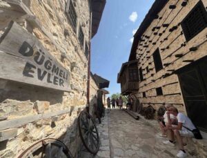 Antalya’nın 15 haneli 50 nüfuslu beton yapı bulunmayan 800 yıllık tarihi köyüne turist akını
