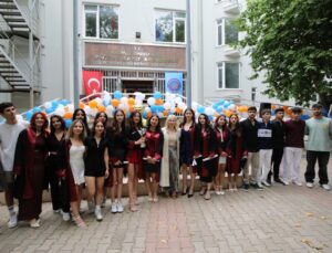 AÜ Sağlık Hizmetleri MYO öğrencileri mezun oldu