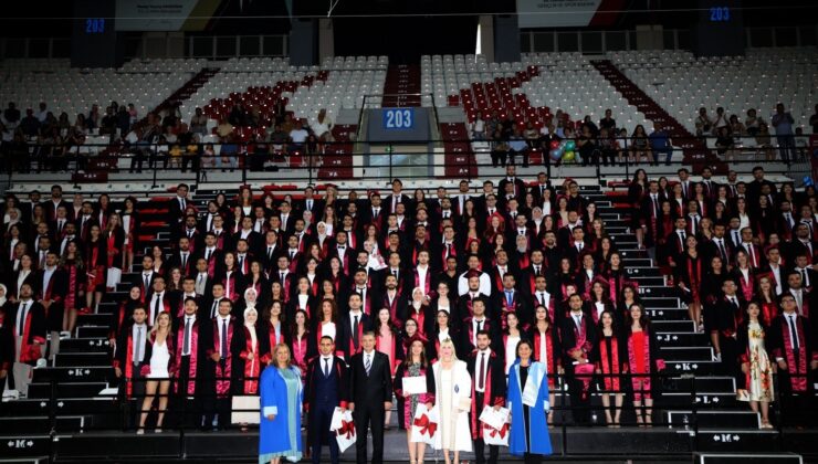 AÜ’de 289 hekim coşkuyla mezun oldu