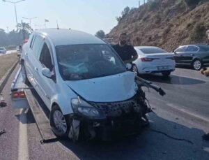 Aynı istikametteki araca çarptıktan sonra Karşı şeride geçip tur aracına çarptı: 3 yaralı