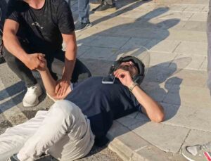 Başını kaldırıma çarpan motosikletli kask sayesinde kazayı ucuz atlattı