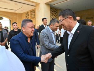 Başkan Muhittin Böcek protokol ve vatandaşlarla bayramlaştı