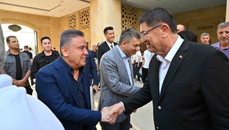 Başkan Muhittin Böcek protokol ve vatandaşlarla bayramlaştı