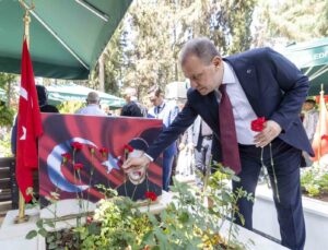 Başkan Seçer, şehitliği ziyaret etti, protokolle bayramlaştı