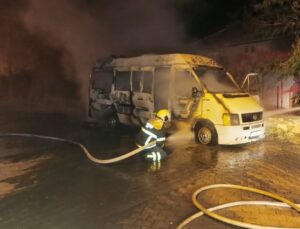 Bucak’ta minibüs alevlere teslim oldu