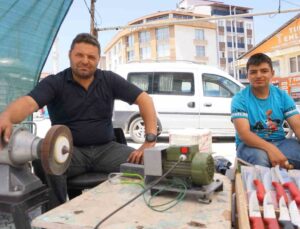 Burdur Gölhisar’da Kurban Bayramı öncesi bıçak bileme ustalarının yoğun mesaisi başladı