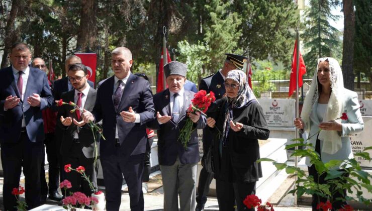 Burdur’da protokol şehitliği ziyaret etti