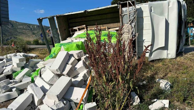 Çeltikçi’de gazbeton yüklü kamyonet şarampole devrildi