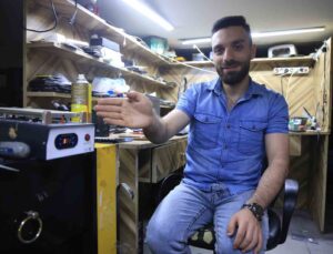 Cep telefonu tamir esnasında bomba gibi patladı