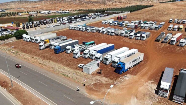 Cilvegözü’nde tırların bayram öncesi yoğunluğu devam ediyor