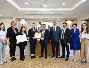 Cittaslow Fikir Maratonu ödülü Başkan Böcek’e takdim edildi