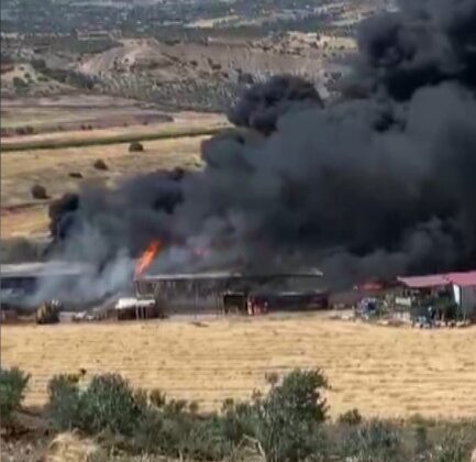 Depoda yangın çıktı, gökyüzünü kara dumanlar kapladı
