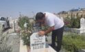 Deprem mezarlığında evlatlarının mezarını ziyaret eden baba: “Keşke sağ olsalardı da onlar da anne ve baba olsaydı”