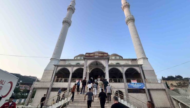 Depremin vurduğu Hatay’da vatandaşlar bayram namazı için camilere akın etti