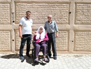 Engelli vatandaş akülü tekerlekli sandalye ile hayata yeni bir adım attı