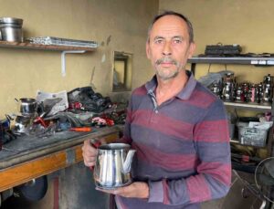 Eski tencere ve çaydanlıklar elinde ikinci baharı yaşıyor