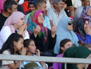 Eşler, çocuklar sahada kadınlar tribünde