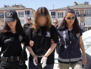 Evine gidip tartıştığı kadını bıçaklayarak öldüren kadın ve 3 şüpheli adliyeye sevk edildi