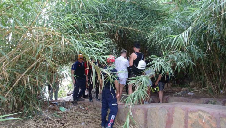 Falezlerden deniz kenarına inip mahsur kalan 3 turist kurtarıldı