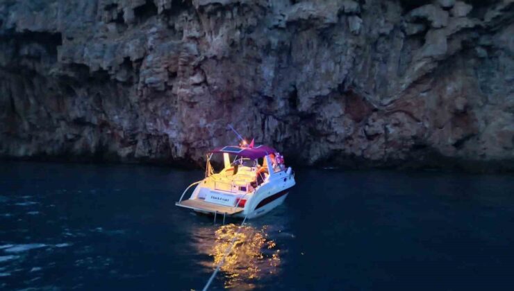 Falezlere doğru sürüklenen tekne son anda kurtarıldı