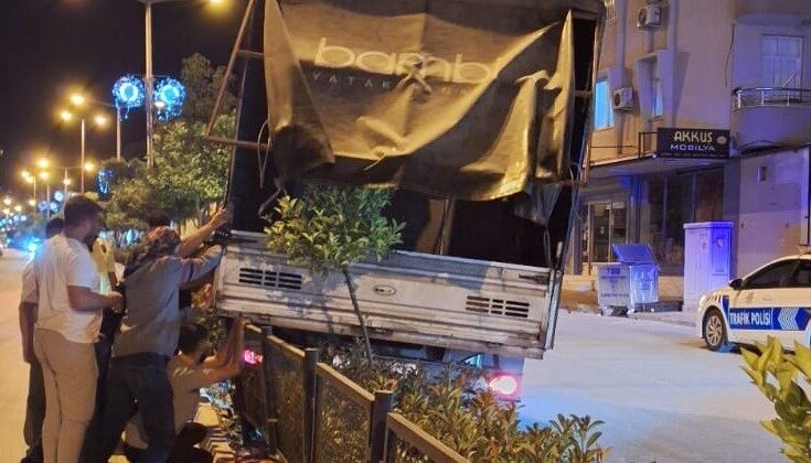Freni boşalan kamyonet refüje çıkarak durabildi