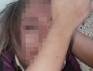 Genç kızı darp edip özür dilettiler, o anları sosyal medyada paylaştılar