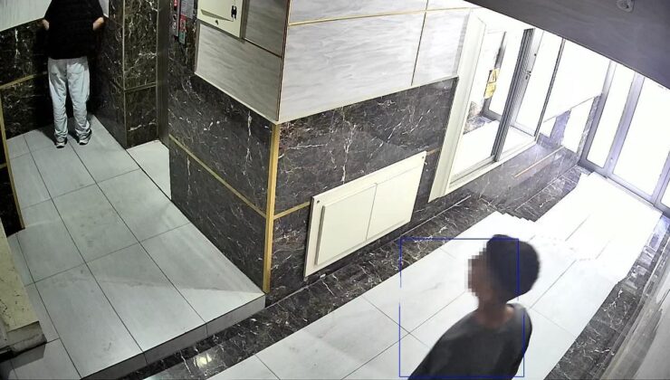 Gençlerin tepki çeken görüntüsü: Biri kamera açısını değiştirdi, diğeri koridorda tuvaletini yaptı