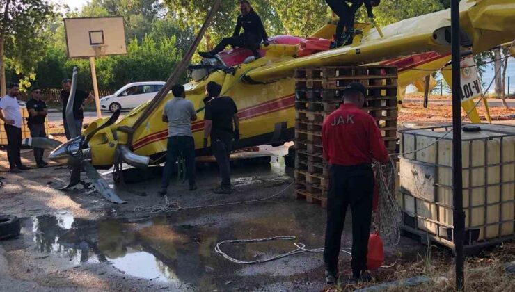 Göle düşen uçağın enkazının çıkartılma görüntüleri paylaşıldı