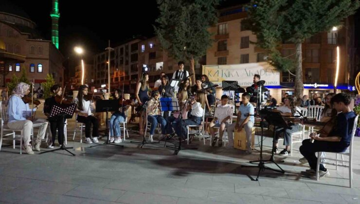 Gölhisar’da küçük parmaklar Yörük ezgilerini Batı’nın tınılarıyla buluşturdu