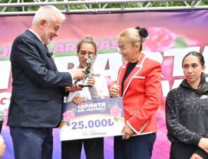 Gül Festivali, gül maratonu halk koşusu ve gül bisiklet yarışı ile renklendi