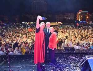 Gül festivalinde sağanak altında Kıraç rüzgârı
