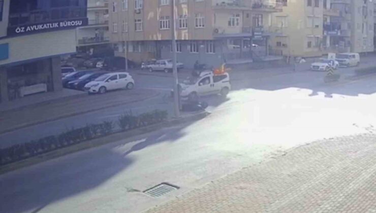 Hafif ticari araçla çarpışan motosiklet sürücüsü ve yolcu ölümden döndü