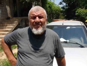 Hastanenin güvenlikçileri, hatalı park ettiğini ileri sürdükleri aracın önünü kesti