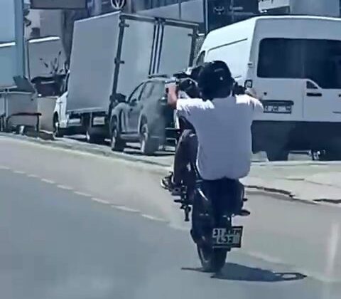 Hatay’da motosikletlinin tehlikeli hareketleri yürekleri ağza getirdi