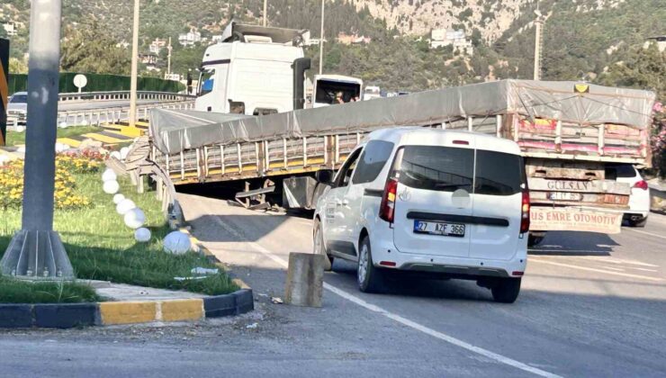 Hatay’da seyir halindeki tırın dorsesi çıktı
