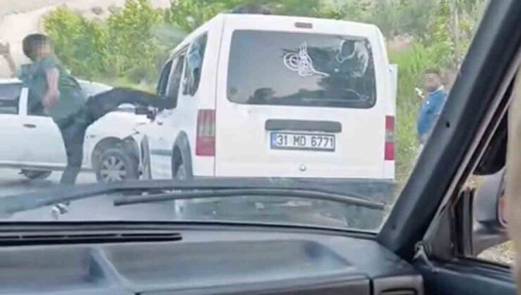 Hayrete düşüren görüntü: Kaza yaptıkları araçtakilere korku dolu anlar yaşattılar