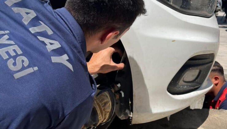 İskenderun’da aracın kaputuna giren kediyi itfaiye kurtardı