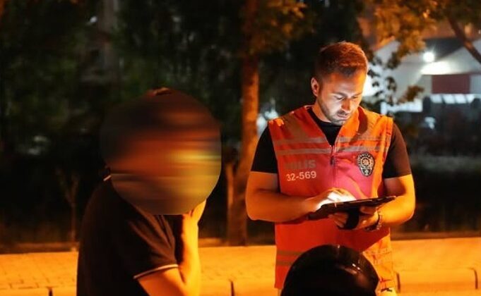 Isparta’da 1 saatlik asayiş ve trafik uygulamasında 236 kişi sorgulandı