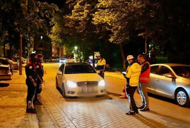 Isparta’da gece uygulaması: 1 saatte 43 şahıs ve 15 araç denetlendi