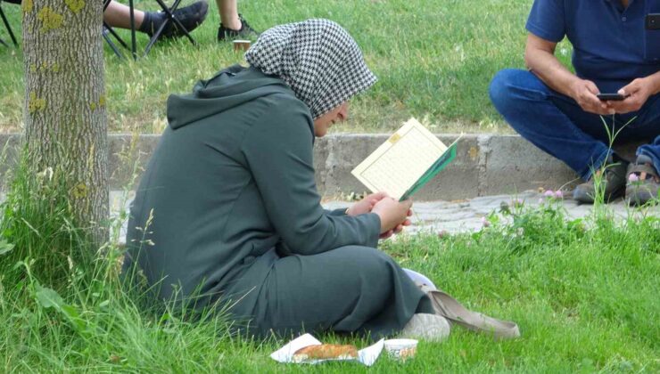 Isparta’da YKS heyecanı başladı öğrenciler sınavda, aileler dışarıda ter döktü