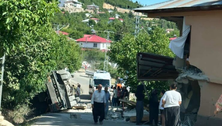 Kamyon eve çarpıp devrildi sürücü hayatını kaybetti